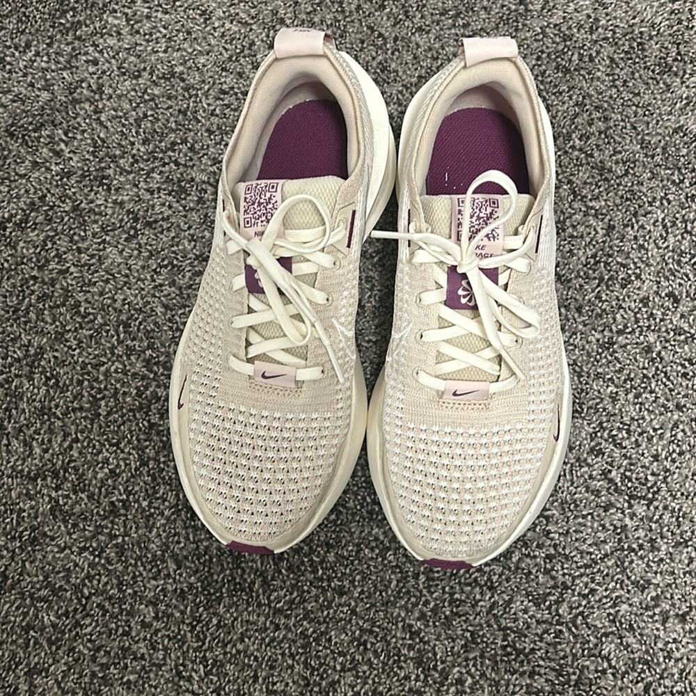 Women’s 8.5 Nike sneakers